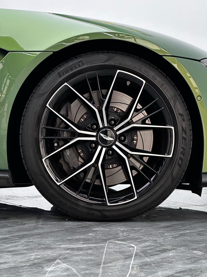 Aston Martin V8 Vantage, 2022 — фото 9 из 12