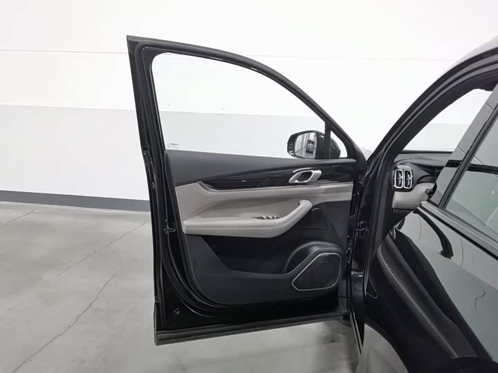 Geely Atlas L, 2025 — фото 8 из 9