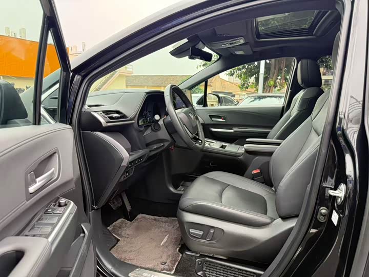 Toyota Sienna, 2023 — фото 4 из 9