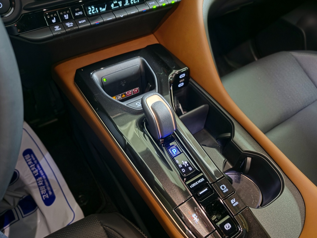 Toyota Crown, 2025 — фото 8 из 12