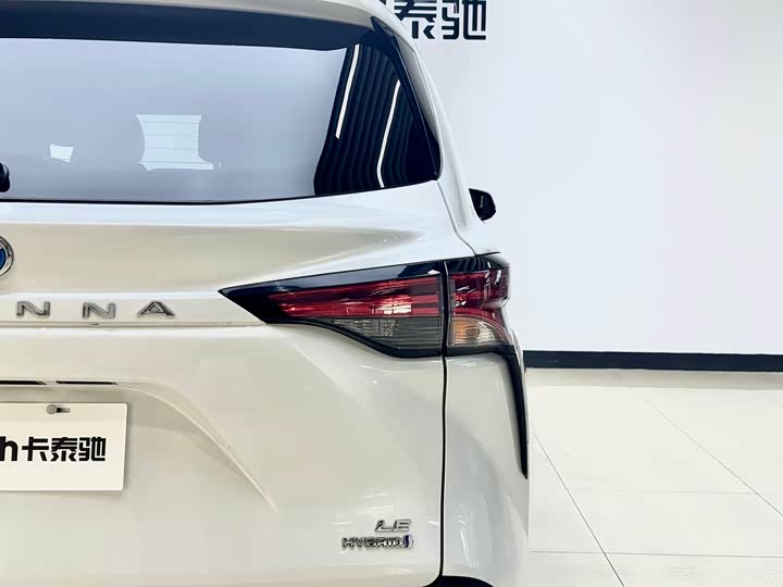 Toyota Sienna, 2023 — фото 8 из 9