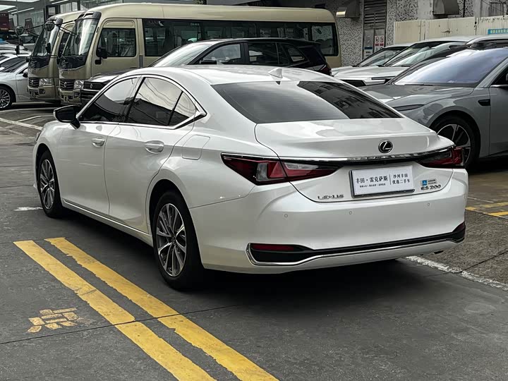 Lexus ES, 2023 — фото 8 из 9
