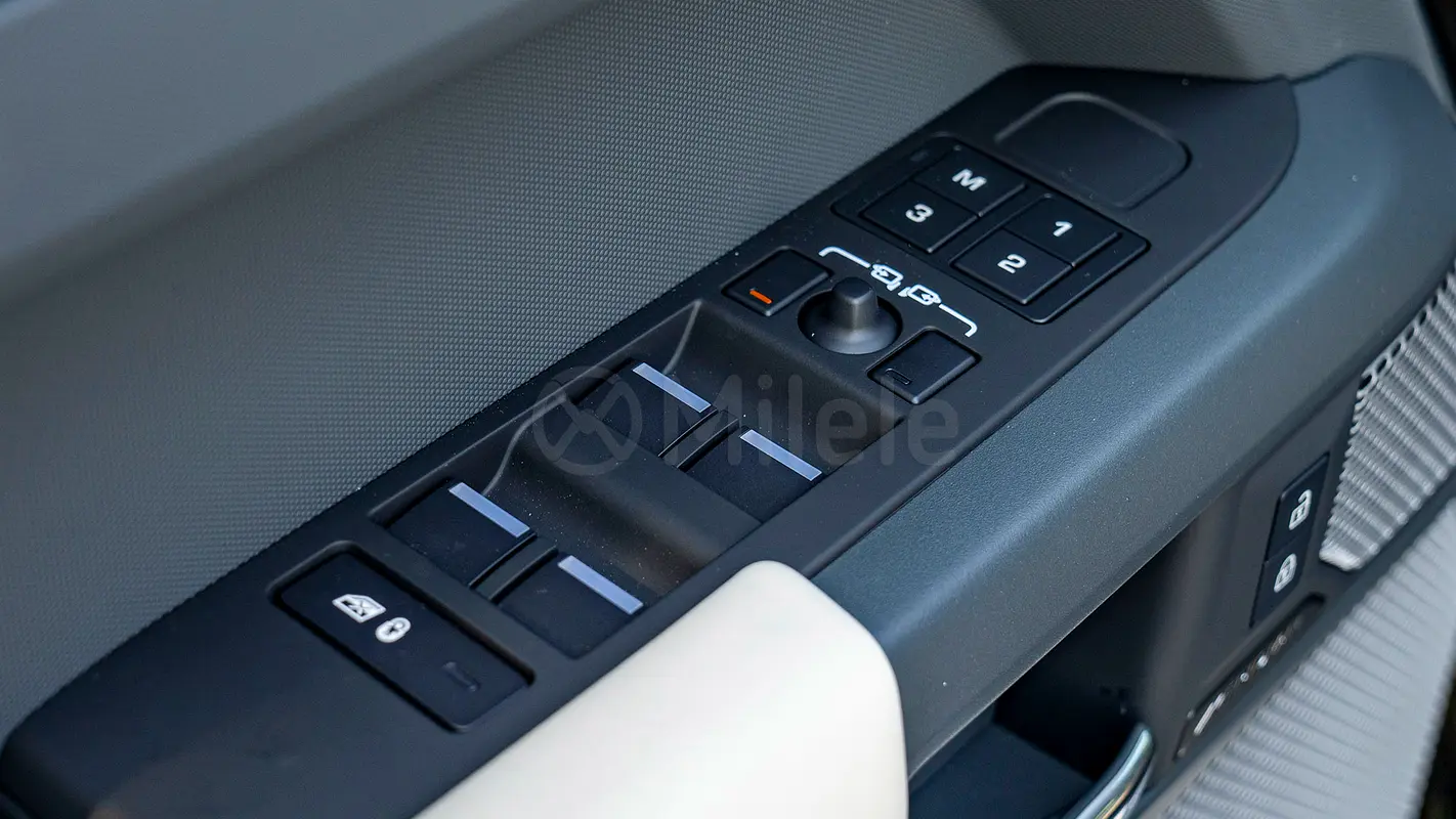 Land Rover Defender, 2023 — фото 10 из 10