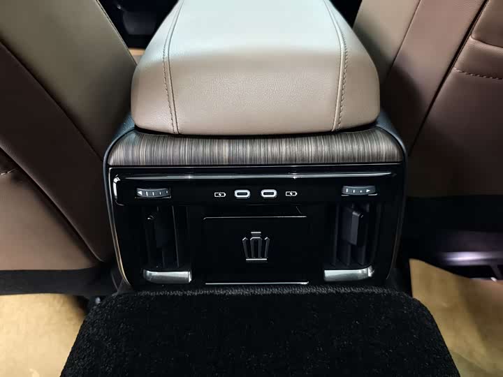 Toyota Crown Sedan, 2025 — фото 7 из 9