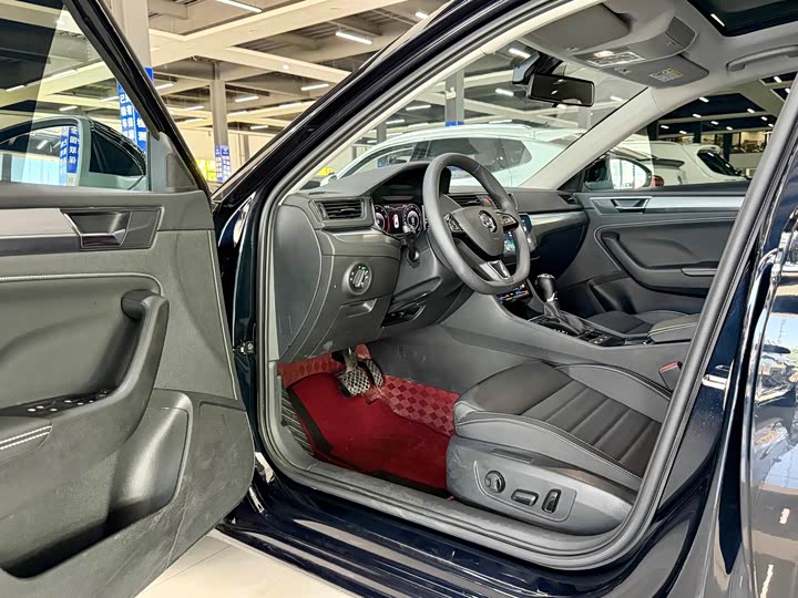 Skoda Superb, 2023 — фото 4 из 9