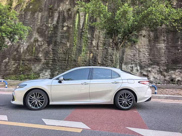 Toyota Camry, 2022 — фото 4 из 9