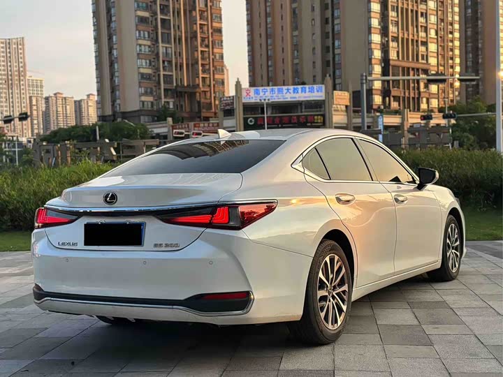 Lexus ES, 2022 — фото 6 из 9