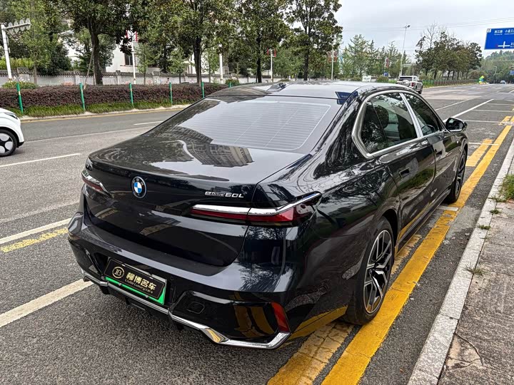 BMW i7, 2023 — фото 2 из 5