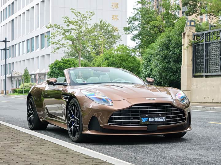 Aston Martin DB12, 2025 — фото 3 из 9