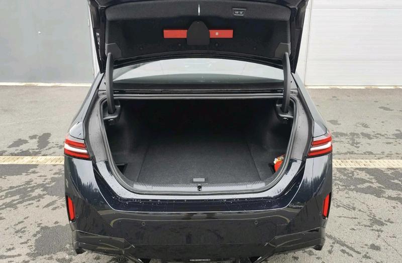 BMW i5, 2025 — фото 11 из 12