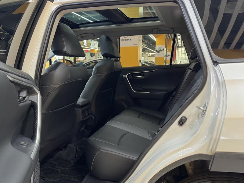 Toyota RAV4, 2023 — фото 11 из 12