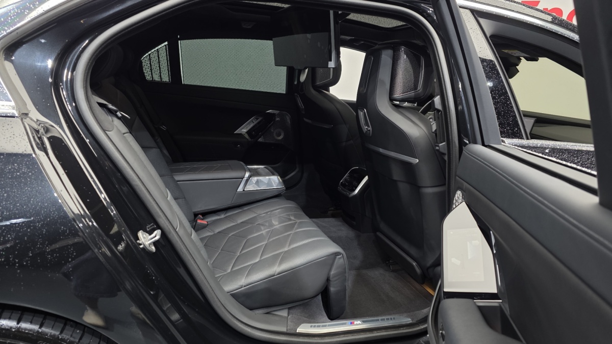 BMW i7, 2023 — фото 12 из 12