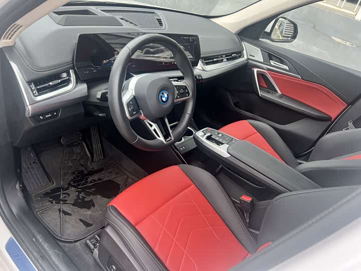 BMW iX1, 2025 — фото 9 из 9