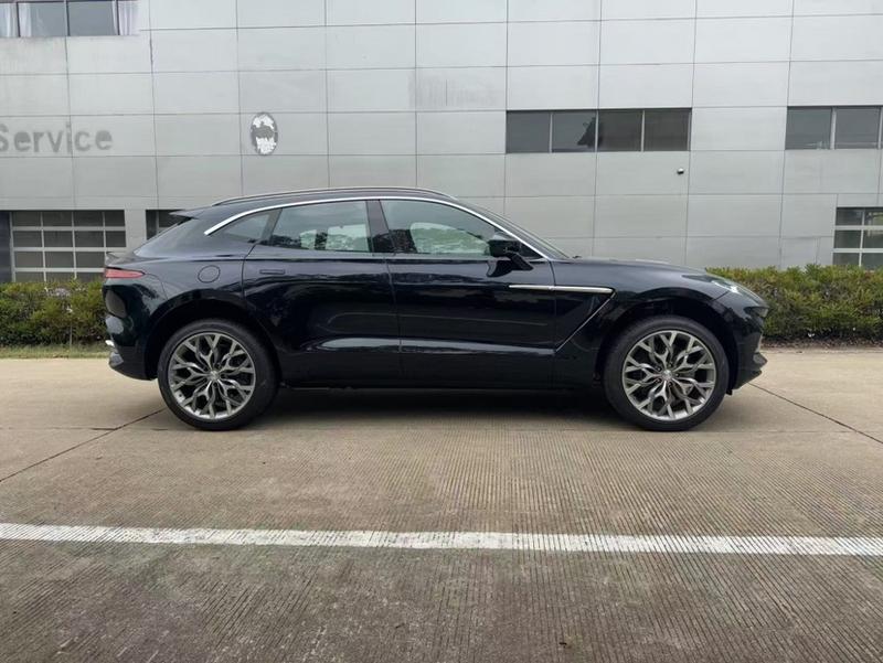 Aston Martin DBX, 2025 — фото 7 из 12