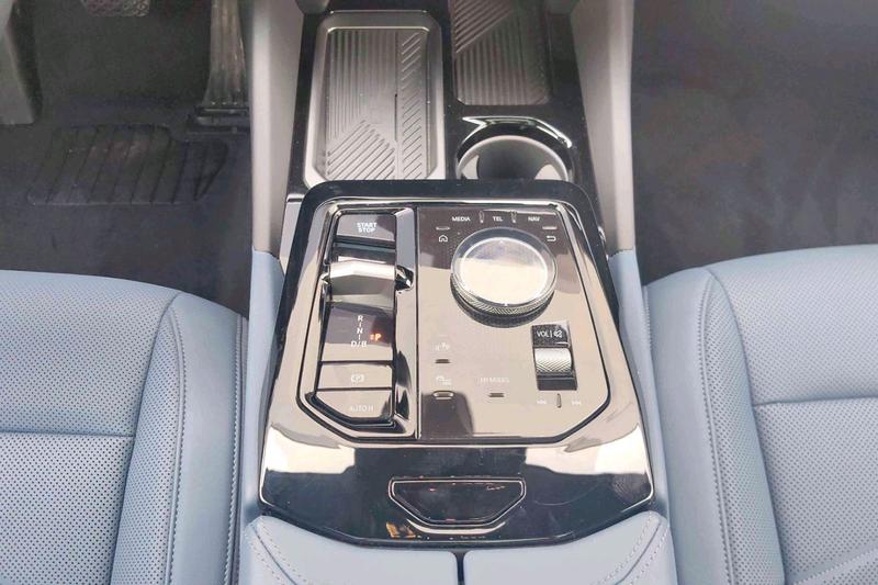 BMW i5, 2025 — фото 6 из 8