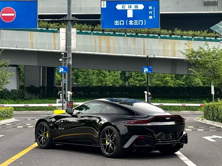 Aston Martin V8 Vantage, 2023 — фото 9 из 9