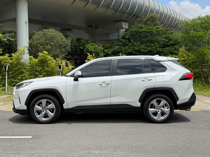 Toyota RAV4, 2022 — фото 9 из 9