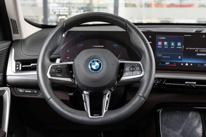 BMW iX1, 2025 — фото 8 из 10