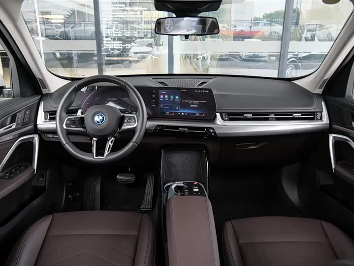 BMW iX1, 2025 — фото 6 из 9
