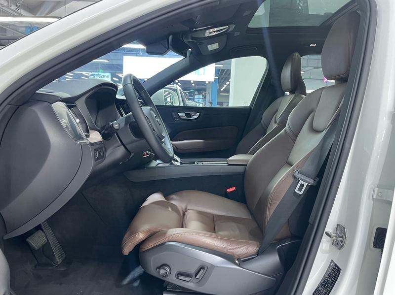 Volvo XC60, 2022 — фото 8 из 10