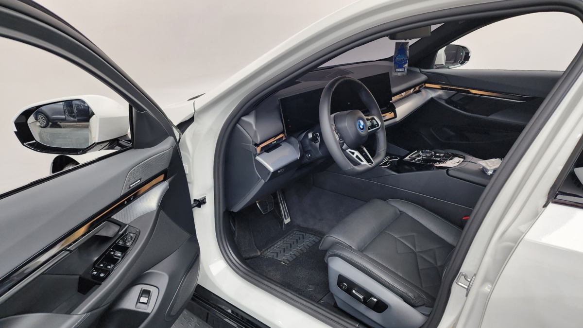 BMW 5 Series, 2025 — фото 9 из 12