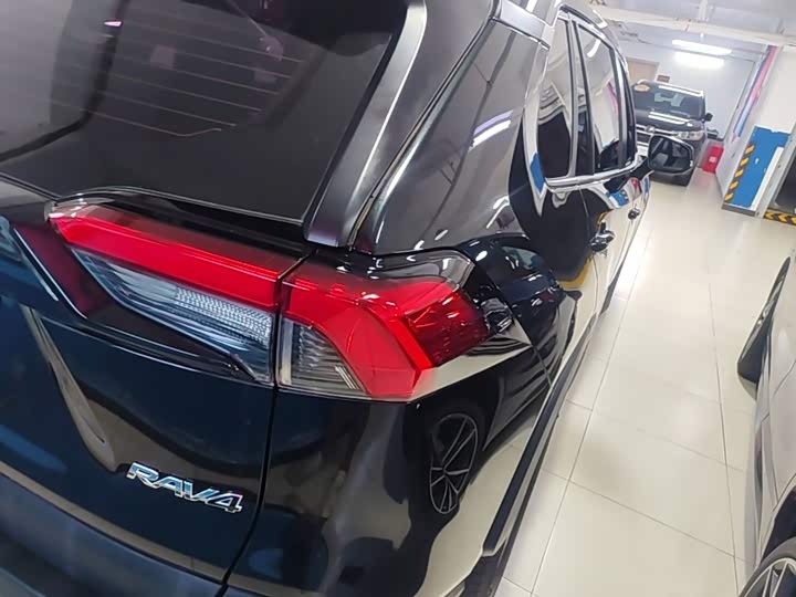 Toyota RAV4, 2023 — фото 8 из 9