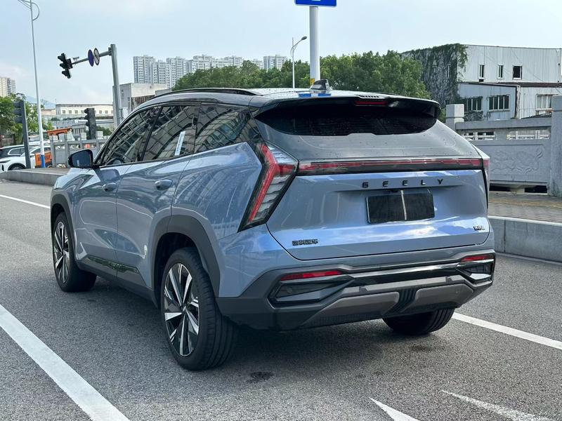 Geely Atlas L, 2023 — фото 4 из 10