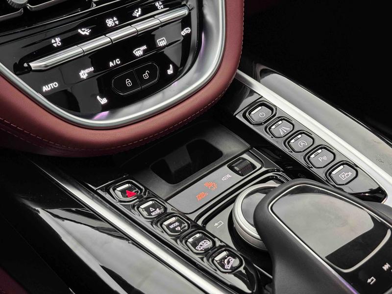 Aston Martin DBX, 2022 — фото 11 из 12