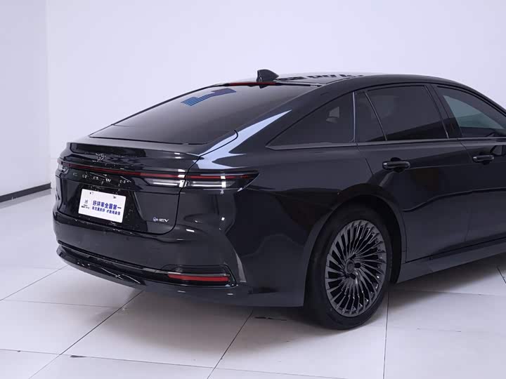 Toyota Crown Sedan, 2025 — фото 8 из 9