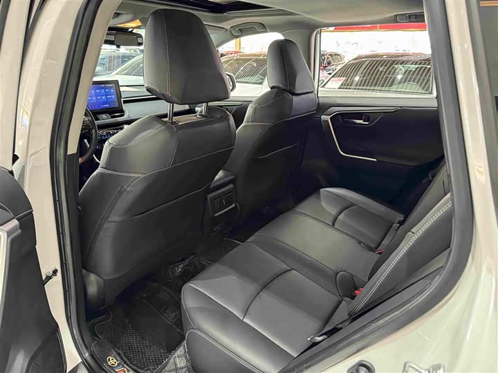 Toyota RAV4, 2023 — фото 7 из 9