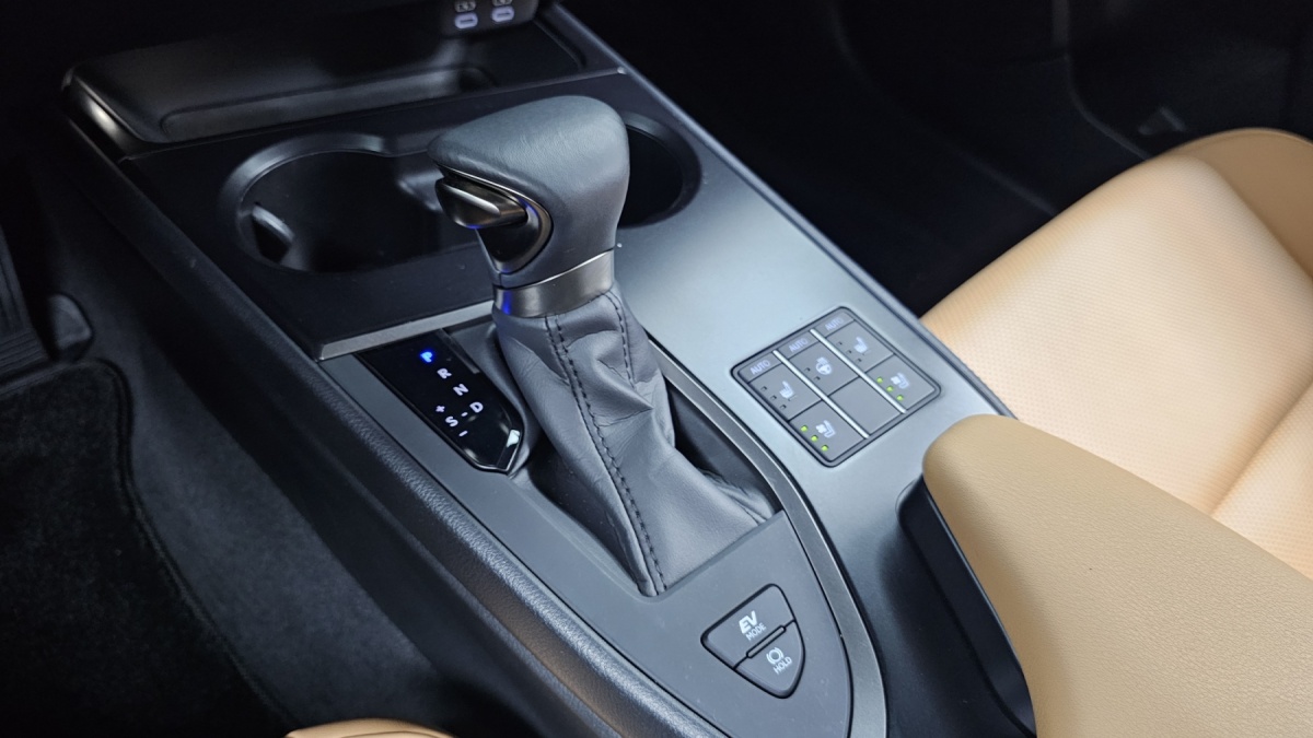 Lexus UX, 2023 — фото 8 из 12