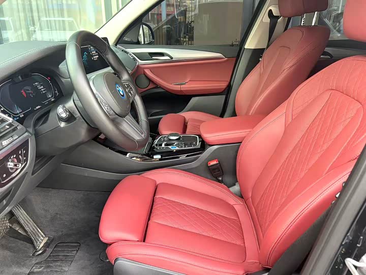 BMW iX3, 2025 — фото 8 из 9