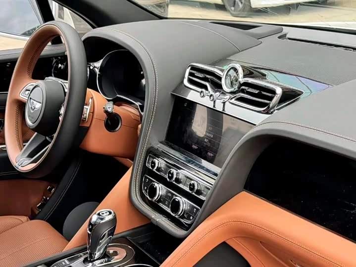 Bentley Bentayga Hybrid, 2022 — фото 7 из 7