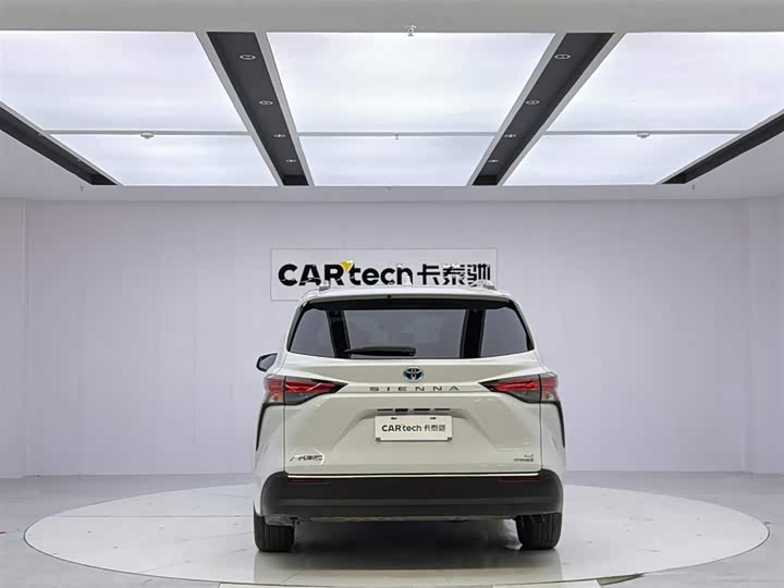 Toyota Sienna, 2023 — фото 4 из 9