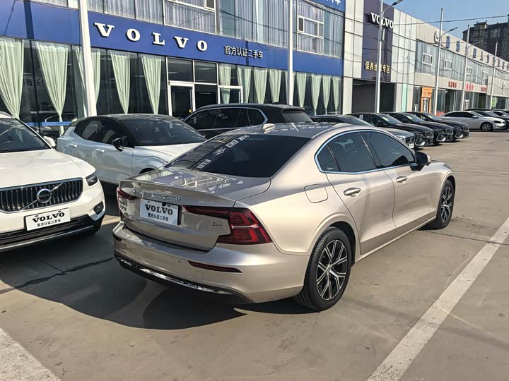 Volvo S60, 2023 — фото 4 из 9