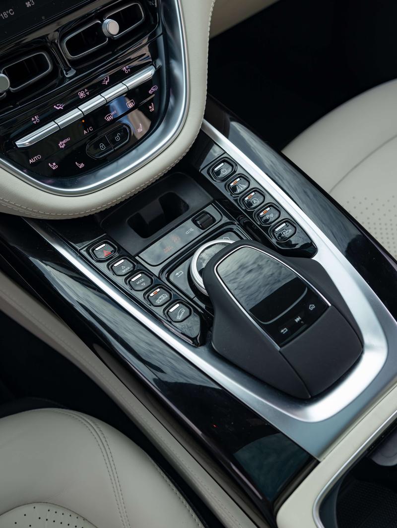 Aston Martin DBX, 2025 — фото 10 из 12