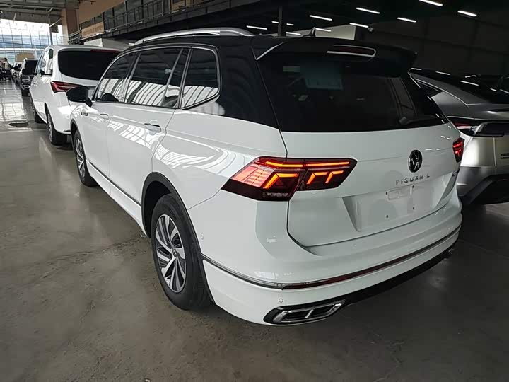 Volkswagen Tiguan L Hybrid, 2023 — фото 5 из 9
