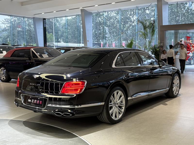 Bentley Flying Spur, 2024 — фото 6 из 12