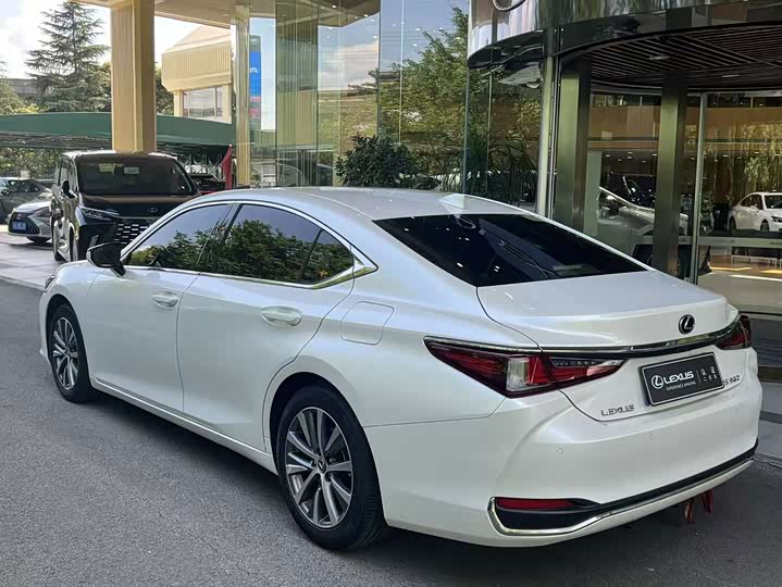 Lexus ES, 2024 — фото 5 из 9