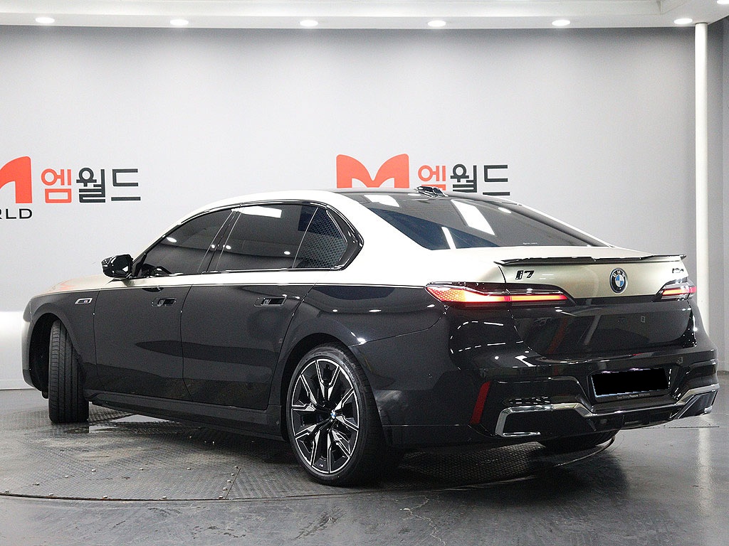 BMW i7, 2023 — фото 4 из 12