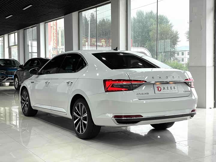 Skoda Superb, 2023 — фото 4 из 9