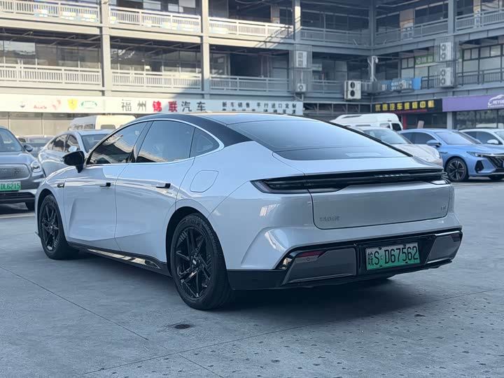 Geely Galaxy E8, 2023 — фото 4 из 9