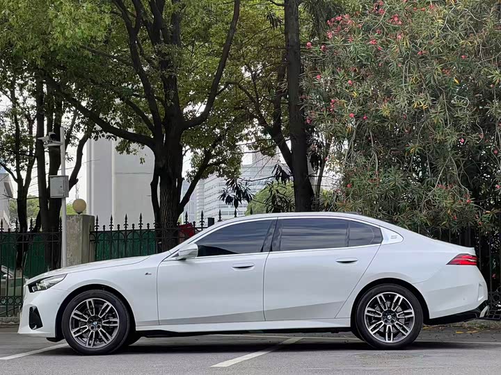 BMW 5 Series, 2025 — фото 3 из 9