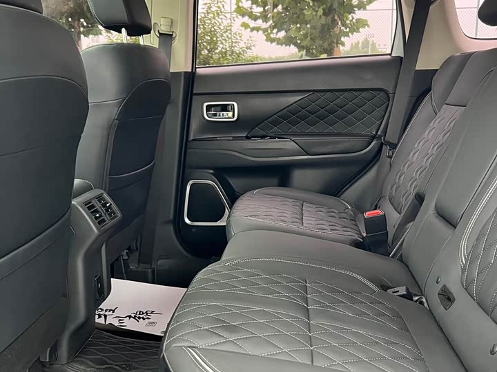 Mitsubishi Outlander, 2023 — фото 9 из 9