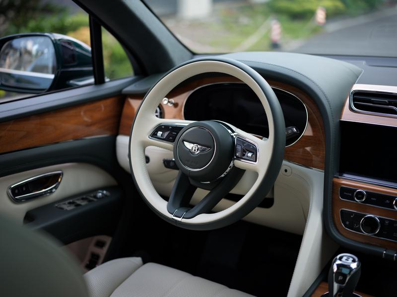 Bentley Bentayga, 2024 — фото 7 из 8