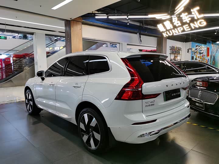 Volvo XC60 Hybrid, 2024 — фото 3 из 9