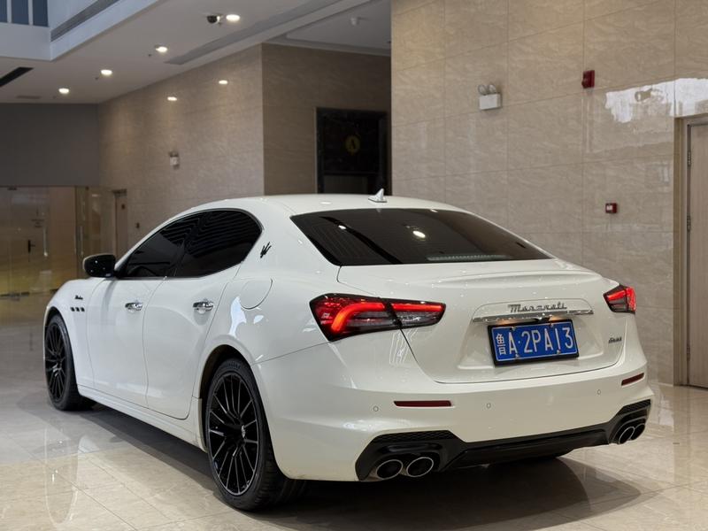 Maserati Ghibli, 2023 — фото 4 из 12
