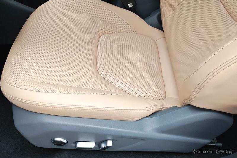 BAIC Arcfox Alpha T5, 2025 — фото 11 из 12