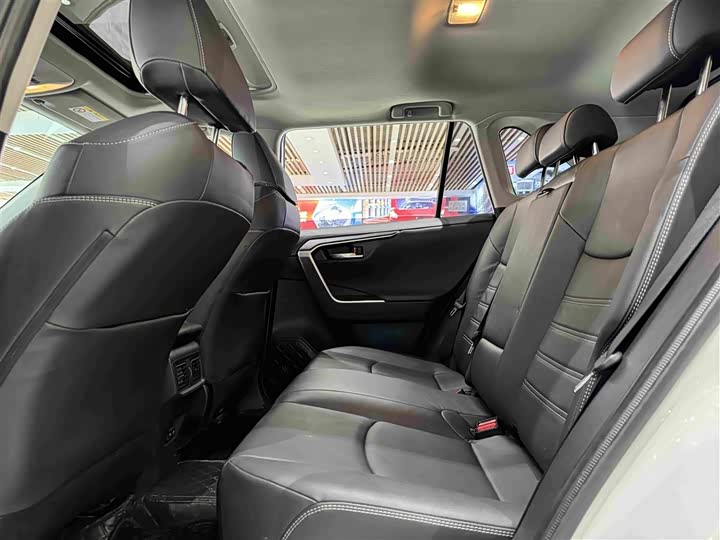 Toyota RAV4, 2023 — фото 8 из 9
