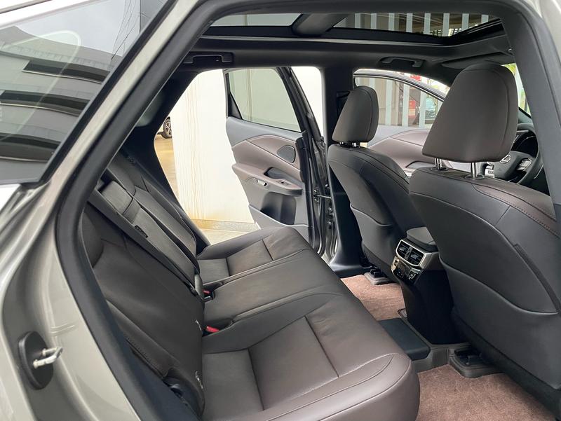 Lexus RX Hybrid, 2023 — фото 8 из 10